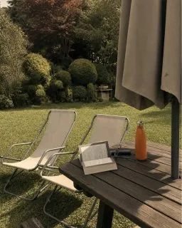 𝐋𝐮𝐜i𝐚 𝐧𝐨𝐧 𝐬𝐞 𝐧'𝐞̀ 𝐚𝐜𝐜𝐨𝐫𝐭a 𝐬𝐮𝐛𝐢𝐭𝐨.Me l'ha raccontato una mattina, mentre parlavamo dei giorni trascorsi qui.I primi tempi guardava ancora l'orologio.Colazione a una certa ora.Partenza per la passeggiata.Pranzo.Rientro.Poi, senza averlo deciso, qualcosa &egrave; cambiato.Una mattina il caff&egrave; &egrave; durato pi&ugrave; del previsto.Un'altra &egrave; uscita senza sapere esattamente a che ora sarebbe tornata.E un giorno ha pranzato alle due.&laquo;𝐴 𝑐𝑎𝑠𝑎 𝑚𝑖 𝑎𝑣𝑟𝑒𝑏𝑏𝑒 𝑑𝑎𝑡𝑜 𝑓𝑎𝑠𝑡𝑖𝑑𝑖𝑜 𝑒𝑠𝑠𝑒𝑟𝑒 𝑐𝑜𝑠𝑖̀ 𝑖𝑛 𝑟𝑖𝑡𝑎𝑟𝑑𝑜&raquo;, mi ha detto sorridendo.Qui, invece, non era in ritardo su niente.Quella frase mi &egrave; rimasta.Perch&eacute; forse 𝐚𝐧𝐝𝐚𝐫𝐞 𝐢𝐧 𝐯𝐚𝐜𝐚𝐧𝐳𝐚 𝐞 𝐬𝐞𝐧𝐭𝐢𝐫𝐬𝐢 𝐢𝐧 𝐯𝐚𝐜𝐚𝐧𝐳𝐚 𝐧𝐨𝐧 𝐬𝐨𝐧𝐨 𝐞𝐬𝐚𝐭𝐭𝐚𝐦𝐞𝐧𝐭𝐞 𝐥𝐚 𝐬𝐭𝐞𝐬𝐬𝐚 𝐜𝐨𝐬𝐚.La seconda comincia un po' dopo.Quando le giornate smettono di essere una successione di cose da fare e tornano, semplicemente, a essere giornate.A Maison du Tat&agrave; non sappiamo quando succeda.Ma ogni tanto qualcuno ce lo racconta.E quasi sempre, nel racconto, c'&egrave; un orologio che a un certo punto ha smesso di essere cos&igrave; importante.𝑻𝒖 𝒓𝒊𝒄𝒐𝒓𝒅𝒊 𝒊𝒍 𝒎𝒐𝒎𝒆𝒏𝒕𝒐 𝒑𝒓𝒆𝒄𝒊𝒔𝒐 𝒊𝒏 𝒄𝒖𝒊 𝒉𝒂𝒊 𝒄𝒂𝒑𝒊𝒕𝒐: 𝒂𝒅𝒆𝒔𝒔𝒐 𝒔𝒊̀, 𝒔𝒐𝒏𝒐 𝒊𝒏 𝒗𝒂𝒄𝒂𝒏𝒛𝒂?#maisondutat&agrave; #valledaosta #anteysaintandr&egrave; #slowtravel #slowliving #slowhospitality #tempoperse #ritmilenti #vacanzeinmontagna #estateinmontagna #viverelemontagna #ospitalitaautentica #lussodiscreto #montagnaitaliana