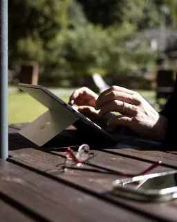 𝐄 𝐬𝐞 𝐜𝐚𝐦𝐛𝐢𝐚𝐬𝐬𝐞 𝐬𝐨𝐥𝐨 𝐢𝐥 𝐩𝐨𝐬𝐭𝐨 𝐝𝐚 𝐜𝐮𝐢 𝐥𝐚𝐯𝐨𝐫𝐢?Il lavoro rimane quello.Le mail anche. Le telefonate, le scadenze, le cose da finire.Ma intorno cambia tutto.Una mattina puoi lavorare in giardino, con il sole che passa tra gli alberi.Poi chiudere il computer e uscire.Camminare.Toglierti le scarpe.Sentire l'erba sotto i piedi.Forse lavorare da un altro luogo non significa soltanto cambiare scrivania.Significa 𝐫𝐞𝐬𝐭𝐢𝐭𝐮𝐢𝐫𝐞 𝐮𝐧 𝐩𝐨' 𝐝𝐢 𝐬𝐩𝐚𝐳𝐢𝐨 𝐚𝐥𝐥𝐚 𝐠𝐢𝐨𝐫𝐧𝐚𝐭𝐚.A settembre, quando la montagna torna più quieta, questo spazio si sente ancora di più.𝑺𝒆 𝒑𝒐𝒕𝒆𝒔𝒔𝒊 𝒔𝒑𝒐𝒔𝒕𝒂𝒓𝒆 𝒑𝒆𝒓 𝒒𝒖𝒂𝒍𝒄𝒉𝒆 𝒈𝒊𝒐𝒓𝒏𝒐 𝒊𝒍 𝒕𝒖𝒐 𝒖𝒇𝒇𝒊𝒄𝒊𝒐, 𝒅𝒐𝒗𝒆 𝒍𝒐 𝒑𝒐𝒓𝒕𝒆𝒓𝒆𝒔𝒕𝒊?#maisondutatà #SmartWorkingInMontagna #WorkationItalia #SlowLiving #ValleDAosta #VivereLaMontagna #MontagnaAutentica #TempoPerSe #LavorareDaRemoto