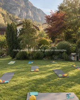 𝐒𝐭𝐞𝐧𝐝𝐞𝐫𝐞 𝐮𝐧 𝐭𝐚𝐩𝐩𝐞𝐭𝐢𝐧𝐨 𝐬𝐮𝐥𝐥'𝐞𝐫𝐛𝐚.Sentire il fresco del mattino.Respirare mentre intorno settembre comincia piano piano a cambiare colore.Questo fine settimana il nostro giardino è diventato così.Un luogo in cui muoversi, fermarsi, ascoltarsi.E poi ritrovarsi intorno a un tavolo, senza fretta.Forse la montagna, in questa stagione, è bella anche per questo:𝐥𝐚𝐬𝐜𝐢𝐚 𝐩𝐢𝐮̀ 𝐬𝐩𝐚𝐳𝐢𝐨.Al corpo.Al respiro.Alle persone.Grazie a Elly, a Sandro e alle allieve di @ipilates_reggio_emilia per aver portato qui il loro ritmo. 🤎𝑬 𝒕𝒖, 𝒄𝒐𝒔𝒂 𝒇𝒂𝒓𝒆𝒔𝒕𝒊 𝒄𝒐𝒏 𝒖𝒏 𝒑𝒐' 𝒅𝒊 𝒔𝒑𝒂𝒛𝒊𝒐 𝒊𝒏 𝒑𝒊𝒖̀ 𝒏𝒆𝒍𝒍𝒆 𝒕𝒖𝒆 𝒈𝒊𝒐𝒓𝒏𝒂𝒕𝒆?#maisondutaàa #valledaosta #anteysaintandré #vitadimontagna #montagnaautentica #slowliving #turismolento #ospitalitàautentica #casaconanima #tempopersé #benesserenellanatura #pilates #pilatesretreat #retreatitalia #naturaebenessere #pilatesreggioemilia #metodopilates