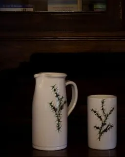 𝐂𝐢 𝐬𝐨𝐧𝐨 𝐝𝐞𝐭𝐭𝐚𝐠𝐥𝐢 𝐜𝐡𝐞 𝐟𝐚𝐧𝐧𝐨 𝐬𝐞𝐧𝐭𝐢𝐫𝐞 𝐚 𝐜𝐚𝐬𝐚.Una brocca di ceramica.Un bicchiere con lo stesso piccolo disegno.Qualche libro, il legno scuro di un mobile.Oggetti che forse non noteresti subito.Eppure sono proprio queste presenze a dare carattere a una stanza.A Maison du Tatà ci piace pensare che accogliere significhi anche questo: lasciare spazio alle piccole cose, a quelle che rendono una casa diversa da tutte le altre.Perché sentirsi a casa, a volte, comincia ancora prima di appoggiare la valigia.𝑬 𝒕𝒖? 𝑸𝒖𝒂𝒍 𝒆̀ 𝒒𝒖𝒆𝒍 𝒑𝒊𝒄𝒄𝒐𝒍𝒐 𝒐𝒈𝒈𝒆𝒕𝒕𝒐 𝒄𝒉𝒆 𝒓𝒆𝒏𝒅𝒆 𝒔𝒖𝒃𝒊𝒕𝒐 𝒖𝒏 𝒍𝒖𝒐𝒈𝒐 𝒑𝒊𝒖̀ 𝒇𝒂𝒎𝒊𝒍𝒊𝒂𝒓𝒆 𝒂𝒊 𝒕𝒖𝒐𝒊 𝒐𝒄𝒄𝒉𝒊?#maisondutatà #anteysaintandré #valledaosta #ospitalitàautentica #dettaglidicasa #casaconanima