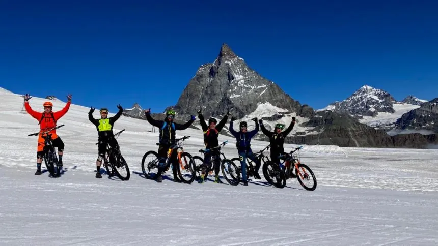ciclisti sulla neve e cervino